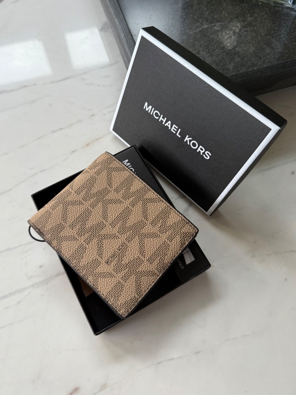 New Michael Kors Logo Slim Billfold Wallet - Picture 9 of 14